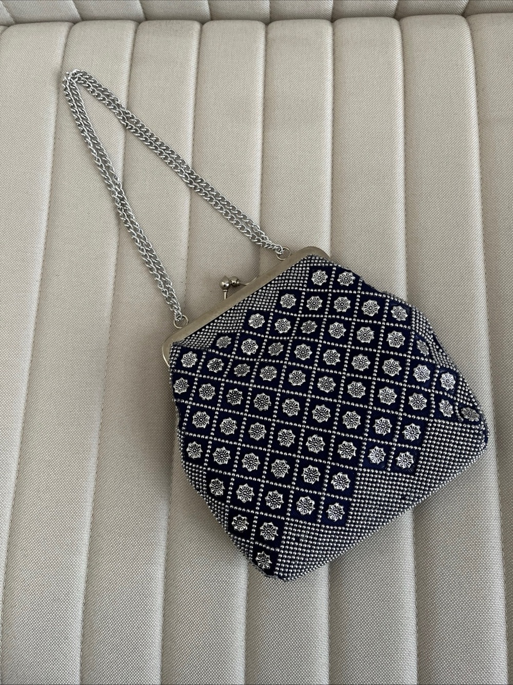 Vintage art deco Beaded Evening Clutch with Silver chain kiss clasp